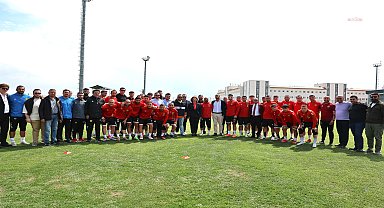 Eskişehir Büyükşehir Belediye Başkanı Ünlüce’den Eskişehirspor’a destek ziyareti