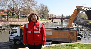 Eskişehir Büyükşehir Belediyesi, Porsuk Çayı'nda başlattığı dip temizlik çalışmalarını sürdürüyor 