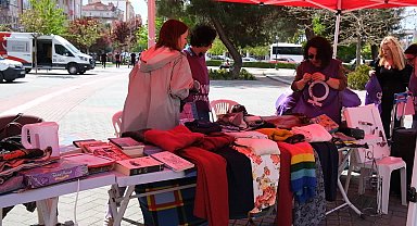 Eskişehir’de kurulan feminist takas pazarında iktidara tepki: “Sezaryen de doğurmak da doğurmamak da bizim kararımız”