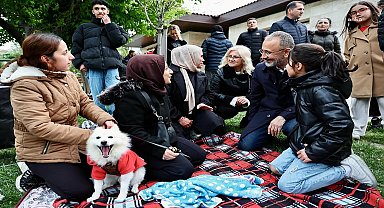 Eyüpsultan Belediye Başkanı Özmen, depremin ardından geceyi sokakta geçiren vatandaşları ziyaret etti
