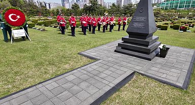 Genelkurmay Başkanı Orgeneral Gürak, Güney Kore'deki şehitliği ziyaret ederek, Türkiye'den götürülen vatan toprağını bıraktı
