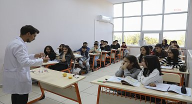 Gülnarlı öğrenciler, sınavlara Mersin Büyükşehir Belediyesi Eğitim ve Öğretimi Destekleme Kurs Merkezi ile hazırlanıyor