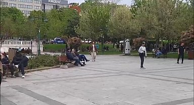 İstanbul'da deprem... Art arda yaşanan depremler nedeniyle sokaklara çıkan İstanbullular, parklarda ve deprem toplanma alanlarında
