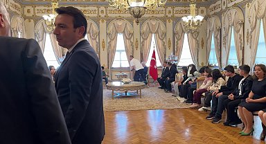 İstanbul Valisi Gül ile konuk çocuklar arasında güldüren Beşiktaş diyaloğu