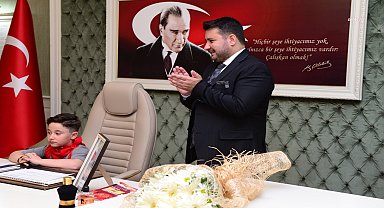 Kahramankazan Belediye Başkanı Çırpanoğlu, 23 Nisan dolayısıyla koltuğunu ilkokul öğrencisine devretti