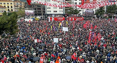 Karadeniz kadınları koltuk değnekleriyle meydanda haykırdı: 'İmamoğlu halkın cumhurbaşkanı!'