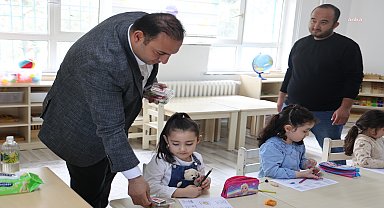 Kilis Belediyesi, kendi serasında yetiştirdiği çilekleri anasınıfı öğrencilerine dağıttı