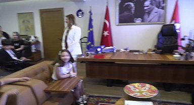 Konak Belediye Başkanı Mutlu, makam koltuğunu çocuklara bıraktı 