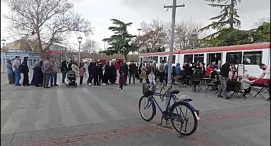 Konya’da yağmur altında ucuz simit ve çay kuyruğu… Hayat pahalılığı vatandaşı zorluyor