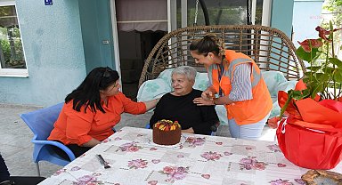 Kuşadası Belediyesi'nden yalnız yaşayan Bilge Eltez'e doğum günü sürprizi