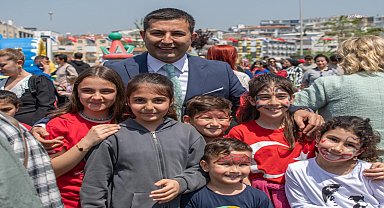 Kuşadası'nda 23 Nisan dolayısıyla düzenlenen şenlik renkli görüntülere sahne oldu