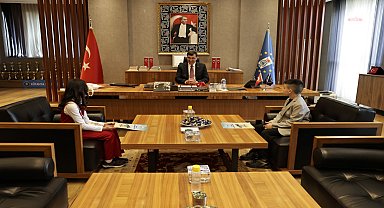 Kütahya’da 23 Nisan coşkuyla kutlandı… Belediye Başkanı Kahveci, makamını çocuklara devretti