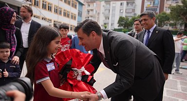 Manisa Büyükşehir Belediye Başkanı Zeyrek’ten öğrencilere 23 Nisan sürprizi