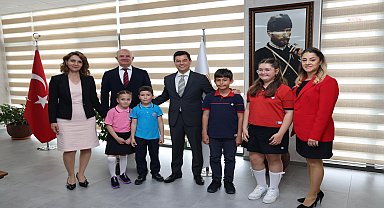 Marmaris Belediye Başkanı Ünlüce, koltuğunu ilkokul öğrencilerine emanet etti 