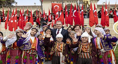 Mersin Büyükşehir Belediye Başkanı Seçer, 23 Nisan törenine katıldı: “Çocukların heyecanı umutlarımızı diri tutuyor”