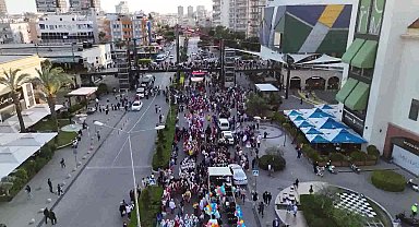 Mersin Büyükşehir Belediye Başkanı Seçer, çocuklarla el ele bayram kortejine katıldı