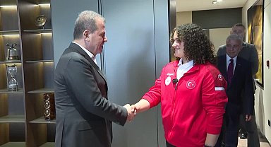 Mersin Büyükşehir Belediyesi’nin sporcusu Nidanur Turhan, Başkan Seçer’i ziyaret etti