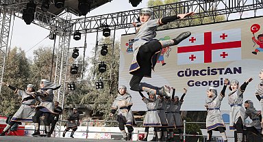 Mersin'de düzenlenen Uluslararası Çocuk Festivali, renkli görüntülere sahne oldu