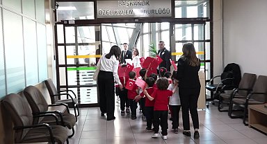 Minik öğrencilerden Osmangazi Belediye Başkanı Aydın’a 23 Nisan ziyareti