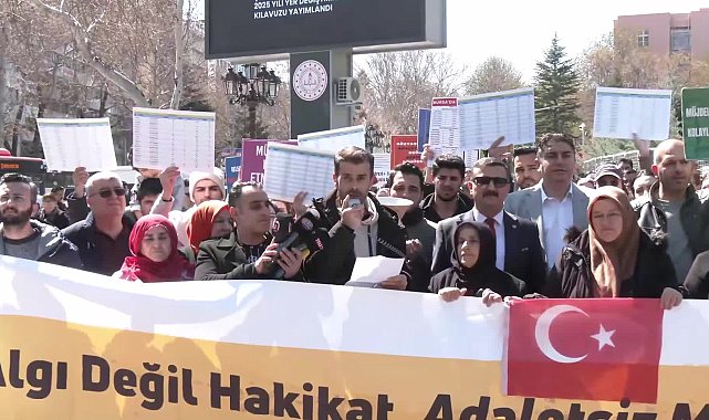 Mülakat mağduru öğretmenlerin MEB önündeki eylemi 163'ncü gününde... 78 yaşındaki tansiyon hastası anne oğlu için oturma eyleminde: