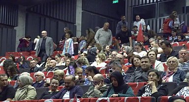 Muratpaşa Belediyesi Çocuk Halk Dansları Topluluğu’ndan renkli gösteri