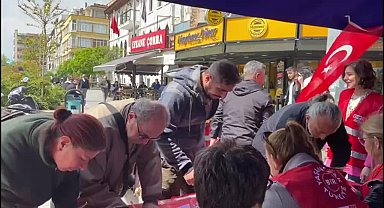 Nazilli'de Ekrem İmamoğlu için düzenlenen imza kampanyasına destek veren vatandaş: 