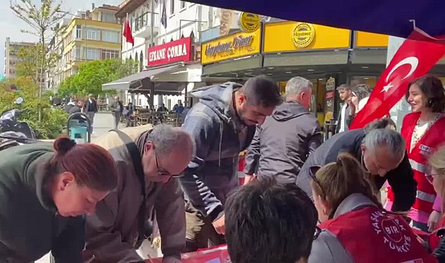 Nazilli'de Ekrem İmamoğlu için düzenlenen imza kampanyasına destek veren vatandaş: