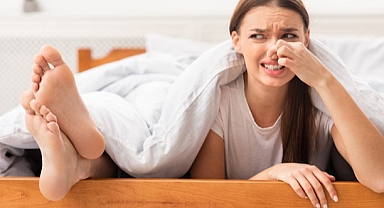 O utanç verici sorunun sırrı çözüldü! İşte ayak kokusu hakkında bilmeniz gereken şoke edici gerçekler!