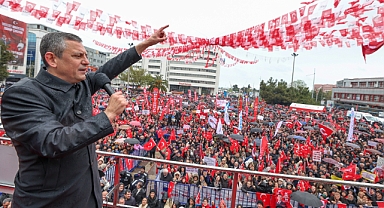 Özgür Özel'den Erdoğan’a Samsun meydanından tokat gibi sözler: 'Sen hem cuntacısın hem mandacısın!'