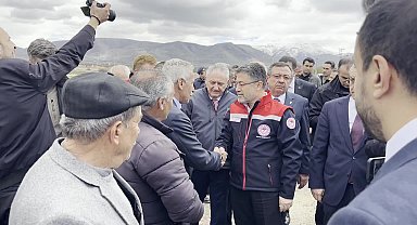 Tarım Bakanı Yumaklı, Malatya’da zirai donun vurduğu kayısı bahçesini inceledi: “Eksi 17'ye varan soğuklara ne üretici direnebilir ne teknoloji”