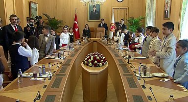 TBMM Başkanı Kurtulmuş, makamını 4. sınıf öğrencisi Berra Korkmaz'a devretti: Barış dolu bir dünya için, güçlü bir Türkiye için elimden gelenin en iyisini yapacağım