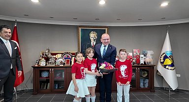 Turgutlu Belediye Başkanı Akın, koltuğunu çocuklara devretti