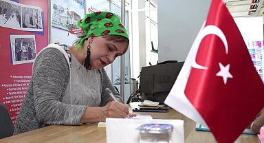 Yazar Halime Yıldız, kitaplarını küçük okuyucuları için imzaladı