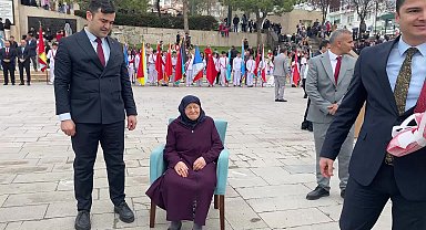 Yozgat’ta 86 yaşındaki Atiye Erkoç, ilkokula giderken okuduğu şiiri 76 yıl sonra aynı yerde aynı heyecanla okudu
