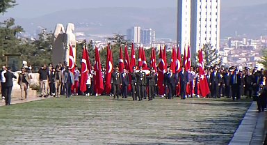19 Mayıs Kutlanıyor… Gençlik ve Spor Bakanı Bak, beraberindeki gençlerle, Anıtkabir'i ziyaret etti