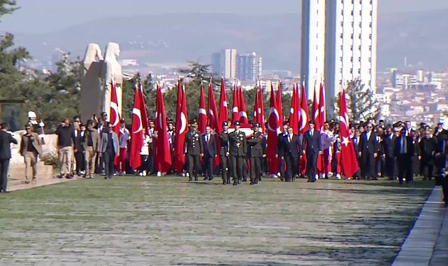 19 Mayıs Kutlanıyor… Gençlik ve Spor Bakanı Bak, beraberindeki gençlerle, Anıtkabir'i ziyaret etti