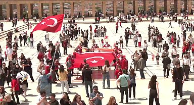 19 Mayıs’ta dört bir yandan vatandaş “Ata’mıza” minnettarız diyerek Anıtkabir’e akın etti: “En önemli şey bir ülkenin gençleridir, gençliğidir” 