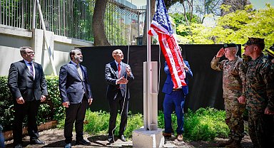 ABD'nin Ankara Büyükelçisi ve Suriye Özel Temsilcisi Barrack Şam'da... ABD bayrağı göndere çekildi