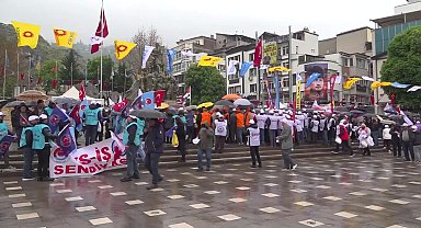 Amasya’da yağmur altında halaylı 1 Mayıs kutlaması