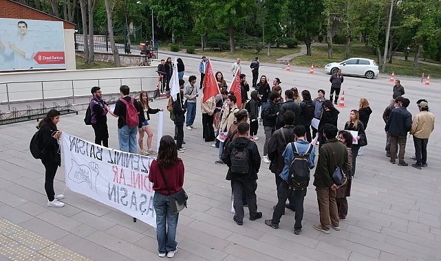 Anadolu Üniversitesi öğrencileri Aile Sempozyumu’nu protesto etti