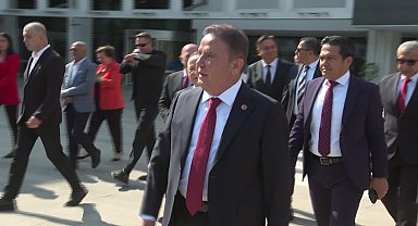 Antalya Büyükşehir Belediye Başkanı Böcek, Atatürk Anıtı'na çelenk sundu