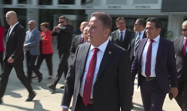 Antalya Büyükşehir Belediye Başkanı Böcek, Atatürk Anıtı'na çelenk sundu