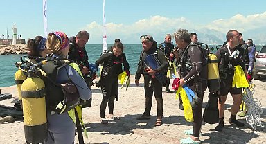 Antalya Büyükşehir Belediyesi’nden Kaleiçi Yat Limanı’nda deniz dip temizliği