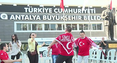 Antalya Büyükşehir Belediyesi'nden temsili askerlik yapacak bireylere davullu-zurnalı uğurlama