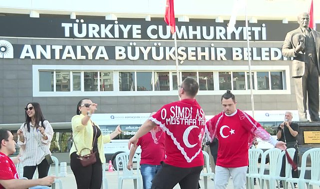 Antalya Büyükşehir Belediyesi'nden temsili askerlik yapacak bireylere davullu-zurnalı uğurlama