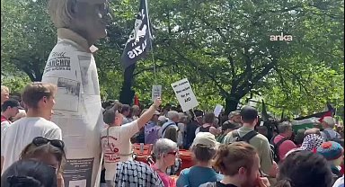 Aşırı sağcı yürüyüşe karşı, “Nazilere bir metre bile yer yok” sloganlı protesto mitini düzenlendi