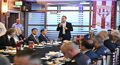 Balıkesir Büyükşehir Belediye Başkanı Akın'dan Bandırmaspor'a destek 