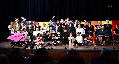 Balıkesir’de sahnelenen “Bizim Tayfa” oyununa yoğun ilgi