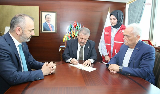 BBP Genel Başkanı Destici, kurban bağışlarını Gazze'ye ulaştırılmak üzere Türk Kızılayı'na emanet etti