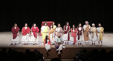Bi’ Değişik Tiyatro’dan “Eşek Arıları”